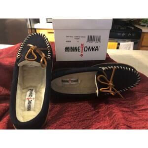 Women’s size 8 Slippers MinnieTonka Dark Navy Suede Cadence Classic Trapper
